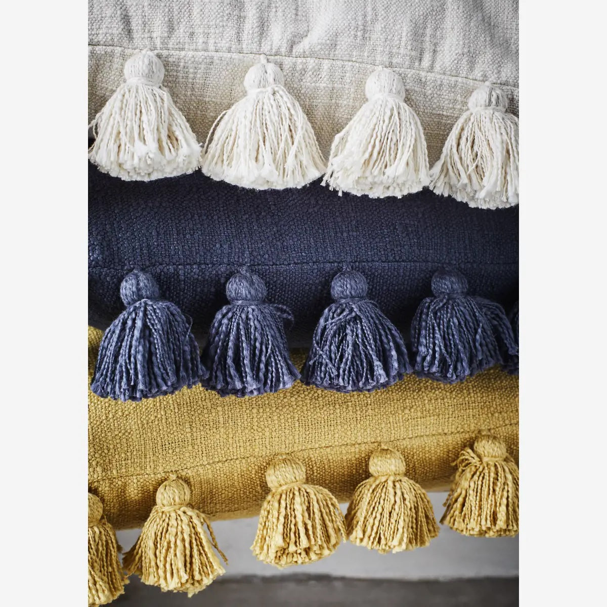 CUSHION  W/ TASSELS (60x60) Off white - LEEF mode en accessoires