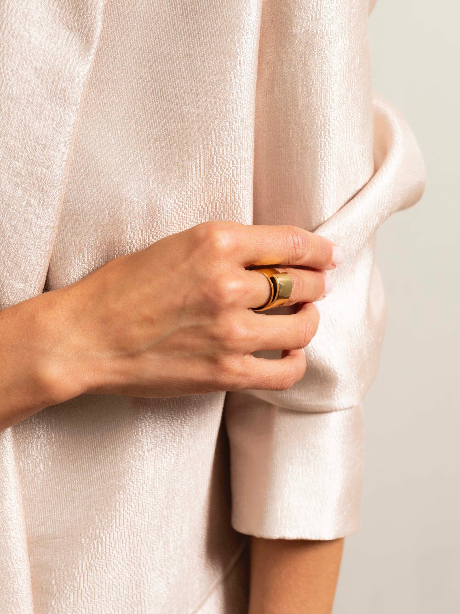 “LOOP” RING (*SIGNATURE COLLECTION) goud - LEEF mode en accessoires
