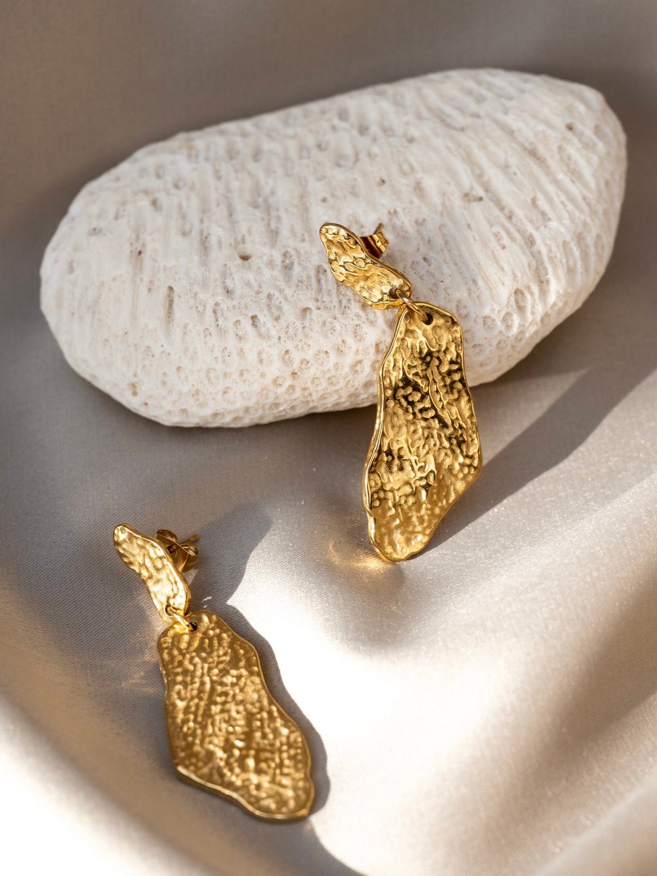 Lange Organische gehamerde oorstekers  goud - LEEF mode en accessoires