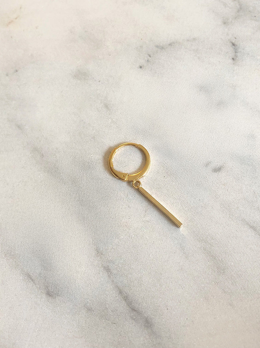 Oorbel met bedeltje(enkel) staafje - LEEF mode en accessoires