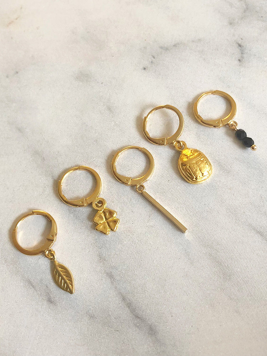 Oorbel met bedeltje(enkel) staafje - LEEF mode en accessoires