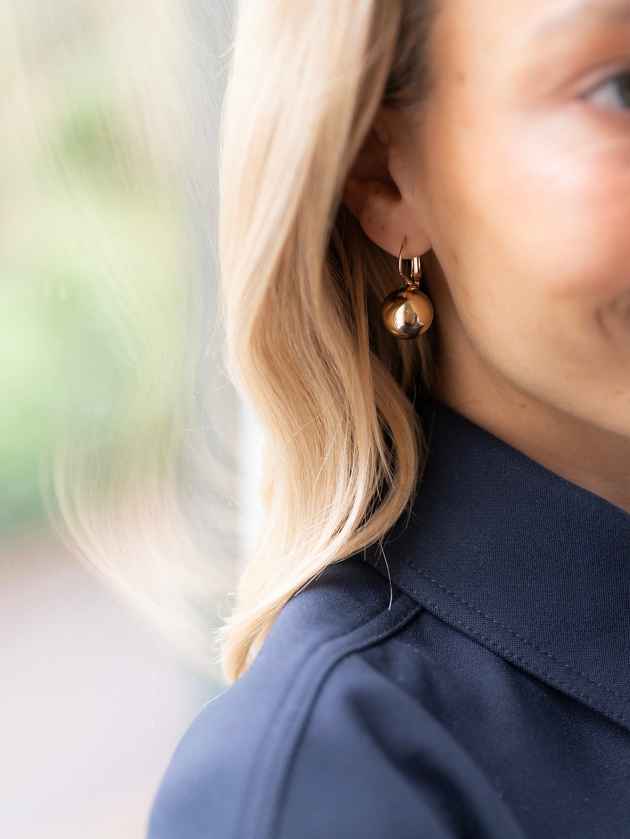 Oorhanger met gouden bal goud - LEEF mode en accessoires