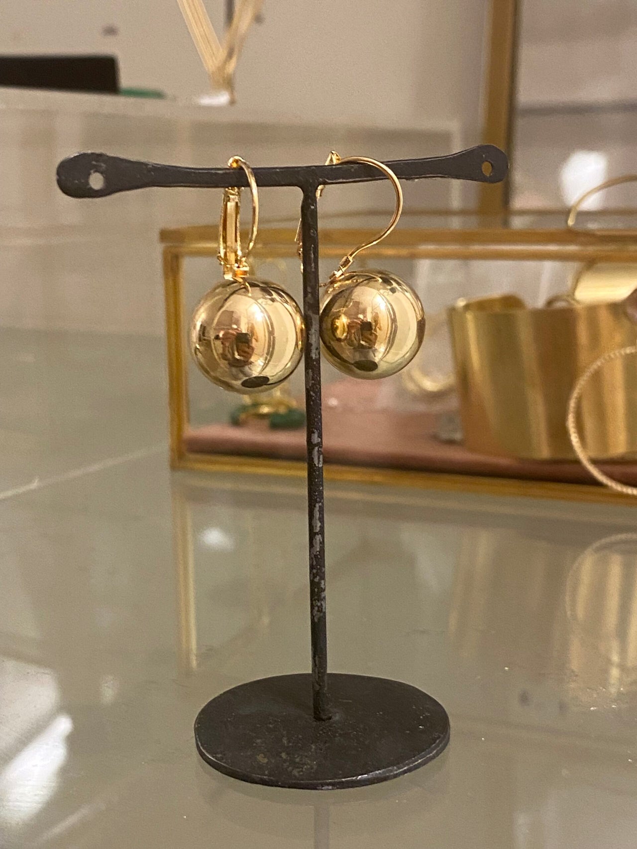 Oorhanger met gouden bal goud - LEEF mode en accessoires