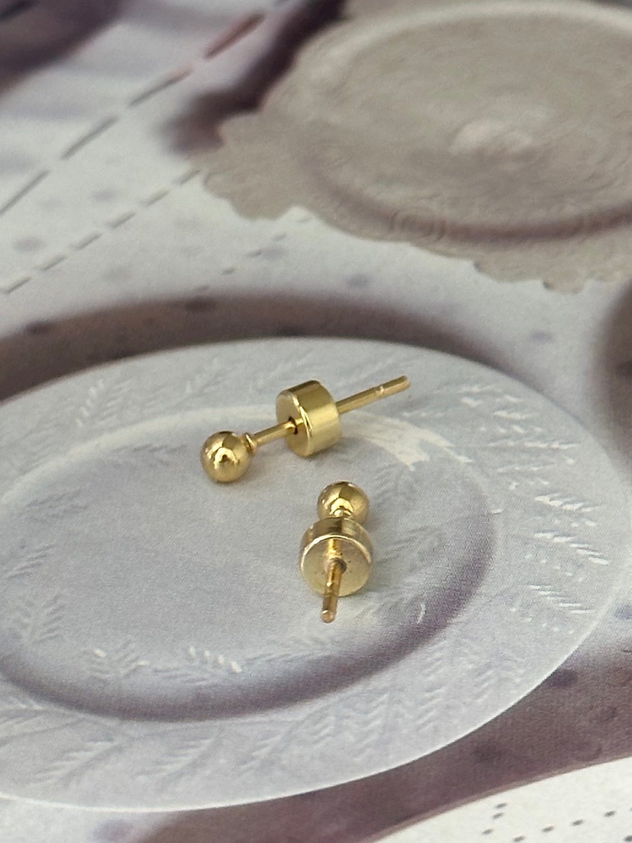 Oorstekertjes small ball goud - LEEF mode en accessoires