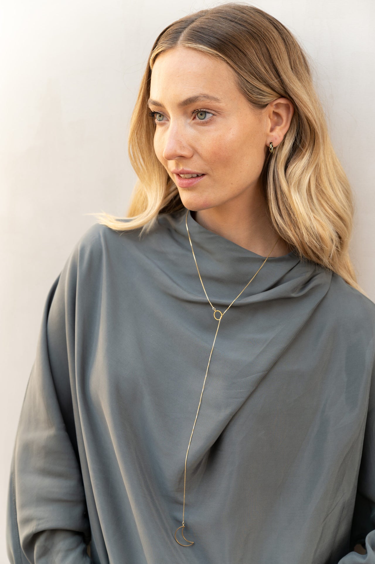 Oorstekertje witte emaille met strass 1.5cm zwart - LEEF mode en accessoires