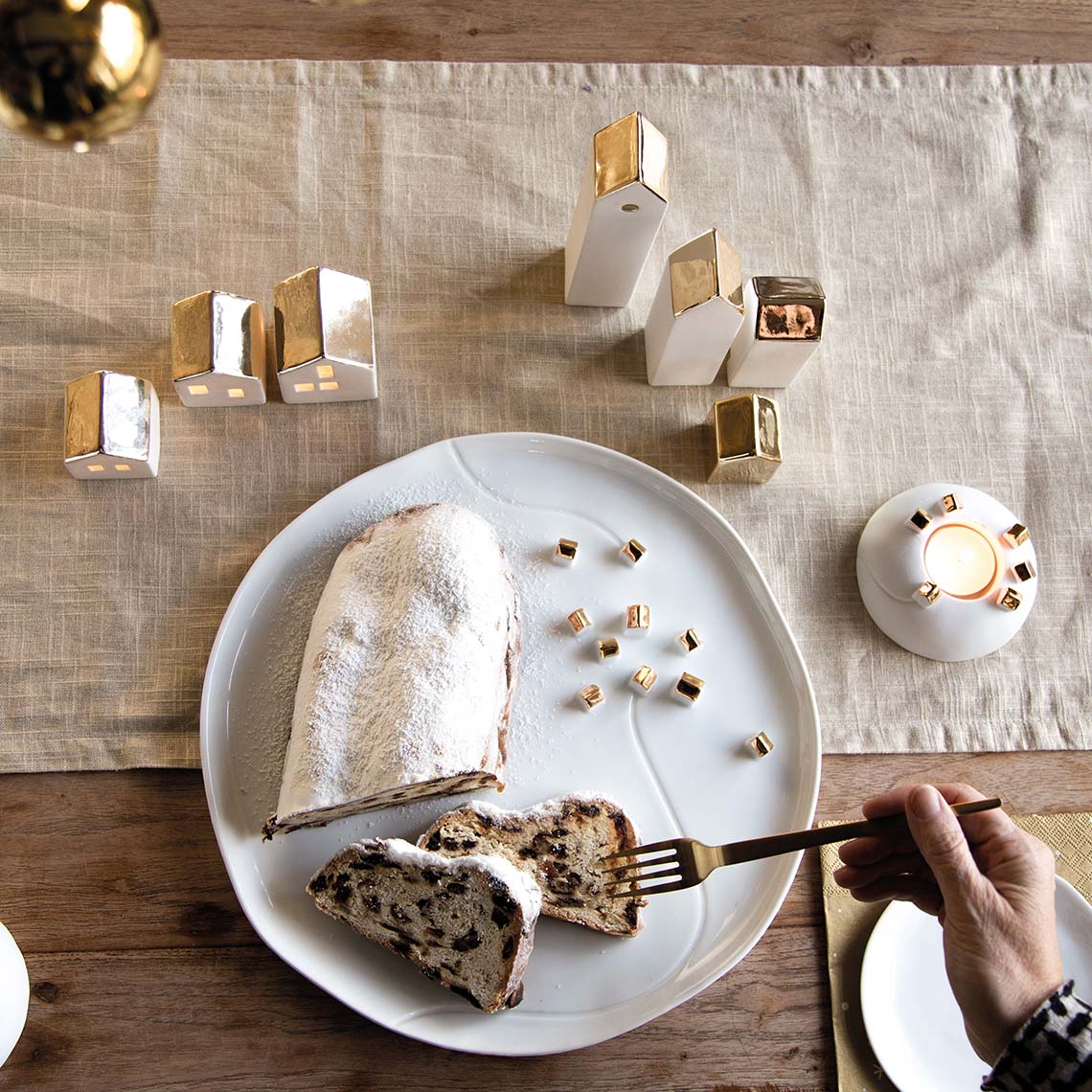 Porcelain stories plate village gold dia:32cm - LEEF mode en accessoires