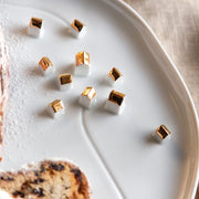 Porcelain stories plate village gold dia:32cm - LEEF mode en accessoires