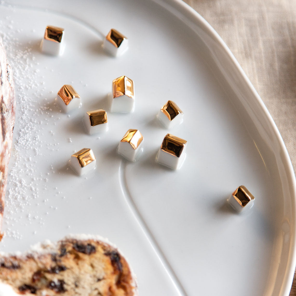 Porcelain stories plate village gold dia:32cm - LEEF mode en accessoires