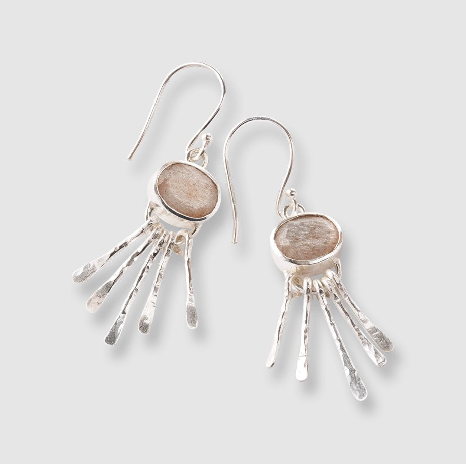 Praising Earrings Peach Moonstone GP Moonstone - LEEF mode en accessoires