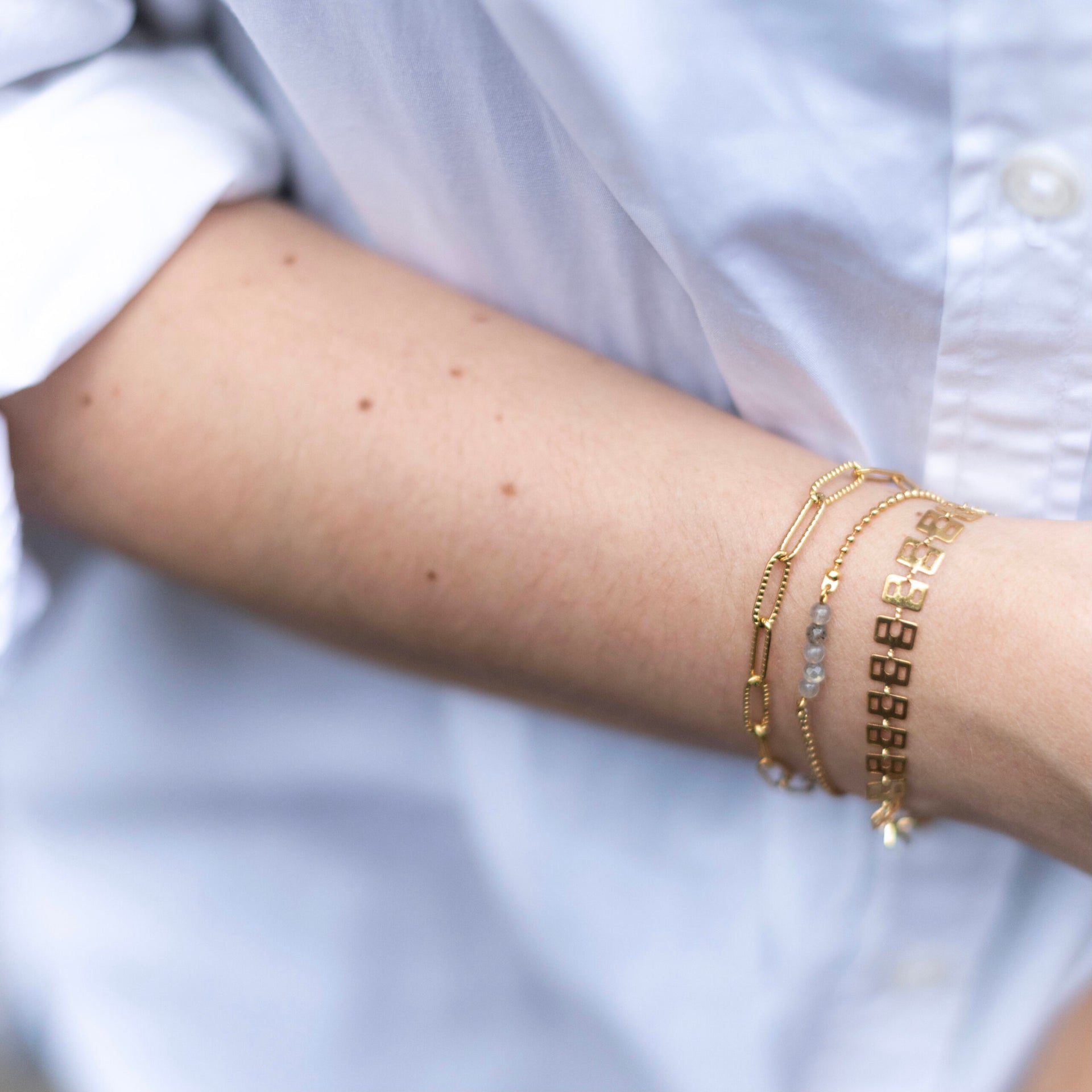 Schakelarmband twisted goud - LEEF mode en accessoires