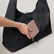 T-SHAPE BAG LARGE MONOCHROME 100 black - LEEF mode en accessoires