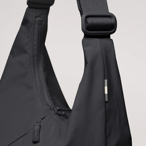 T-SHAPE BAG LARGE MONOCHROME 100 black - LEEF mode en accessoires