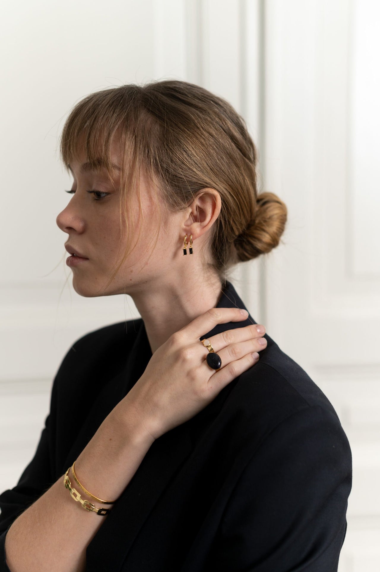 Vergulde ring met steen zwart - LEEF mode en accessoires
