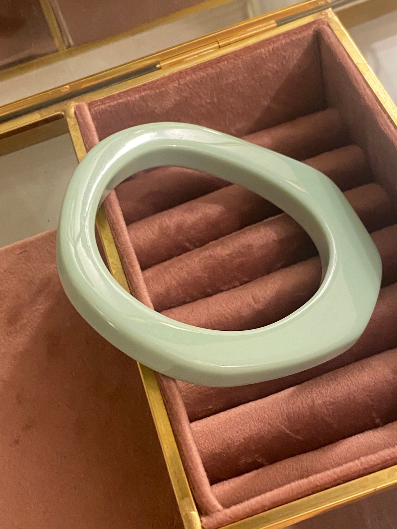 Organic bangle gelakte hars licht groen - LEEF mode en accessoires