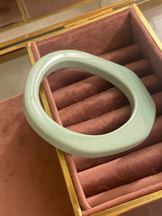 Organic bangle gelakte hars licht groen - LEEF mode en accessoires