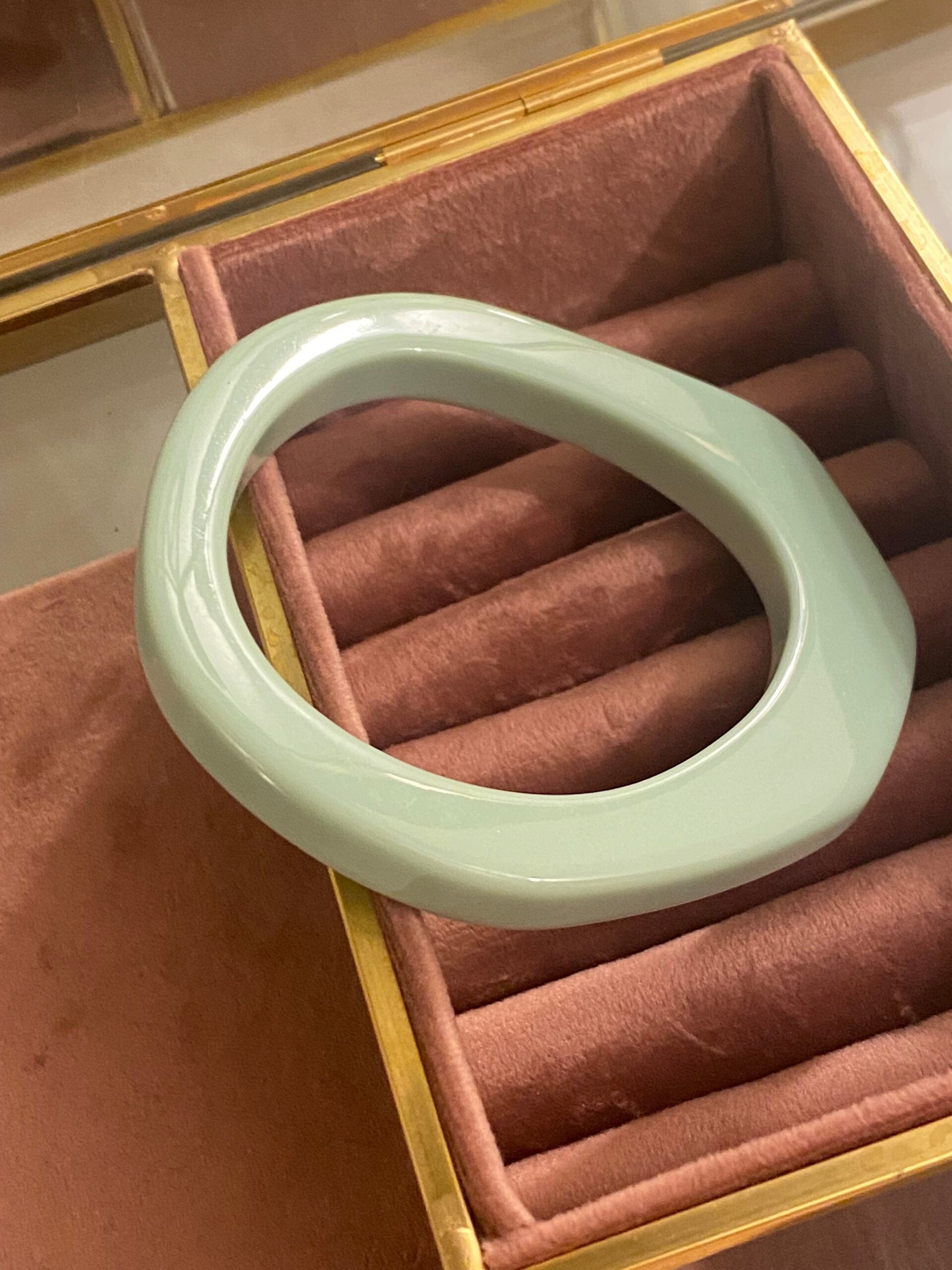 Organic bangle gelakte hars licht groen - LEEF mode en accessoires