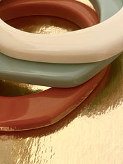 Organic bangle gelakte hars licht groen - LEEF mode en accessoires