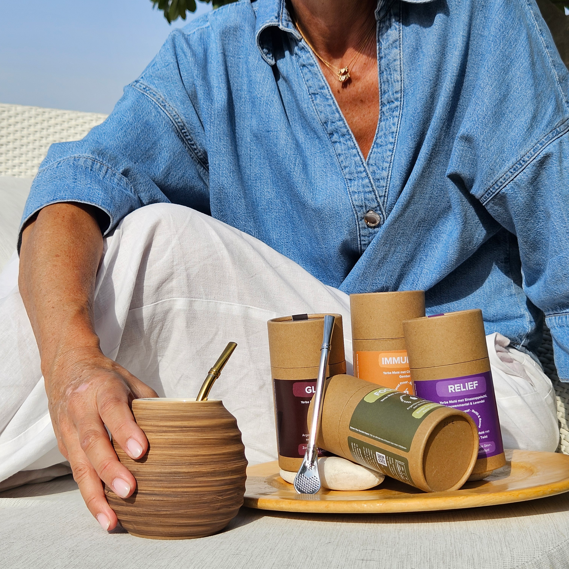 Yerba maté drinken uit gourd met bombilla bij LEEF