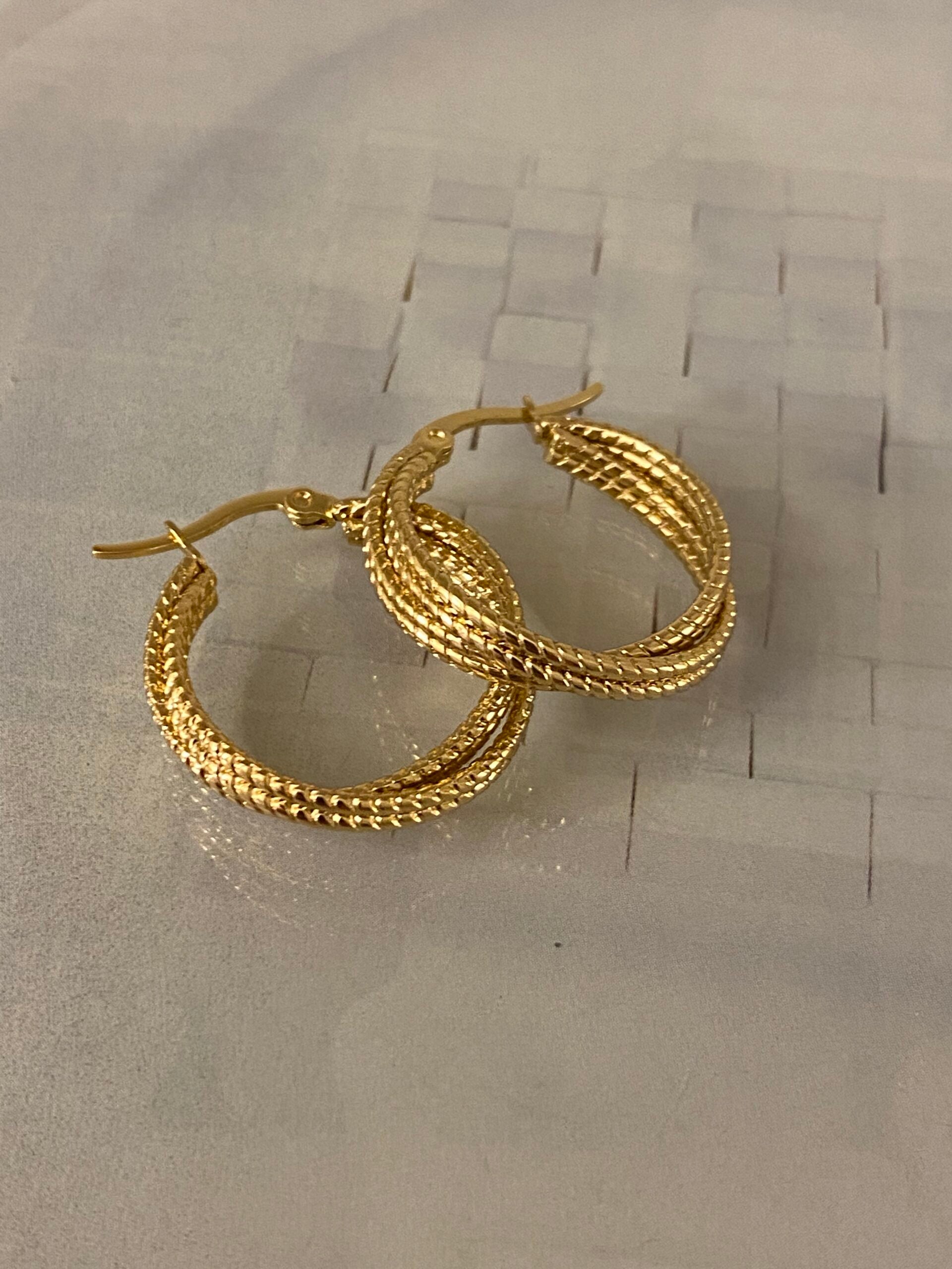 4-delige gedraaide oorringen met textuur goud - LEEF mode en accessoires