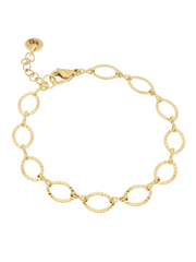 Goudkleurige armband met bewerkte ovale schakels van Ellen Beekmans, elegant en uniek design voor dames.