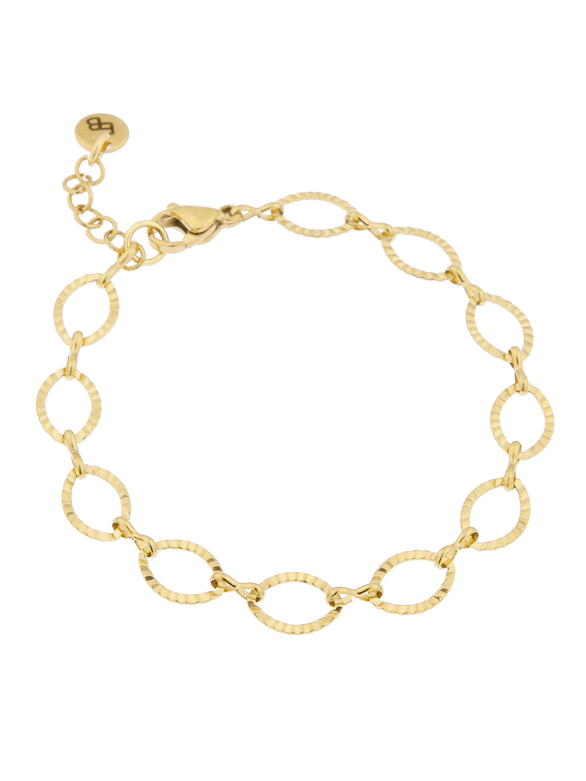Goudkleurige armband met bewerkte ovale schakels van Ellen Beekmans, elegant en uniek design voor dames.