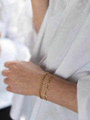 Goudkleurige armband met bewerkte ovale schakels van Ellen Beekmans, elegant en gedetailleerd design voor dames.