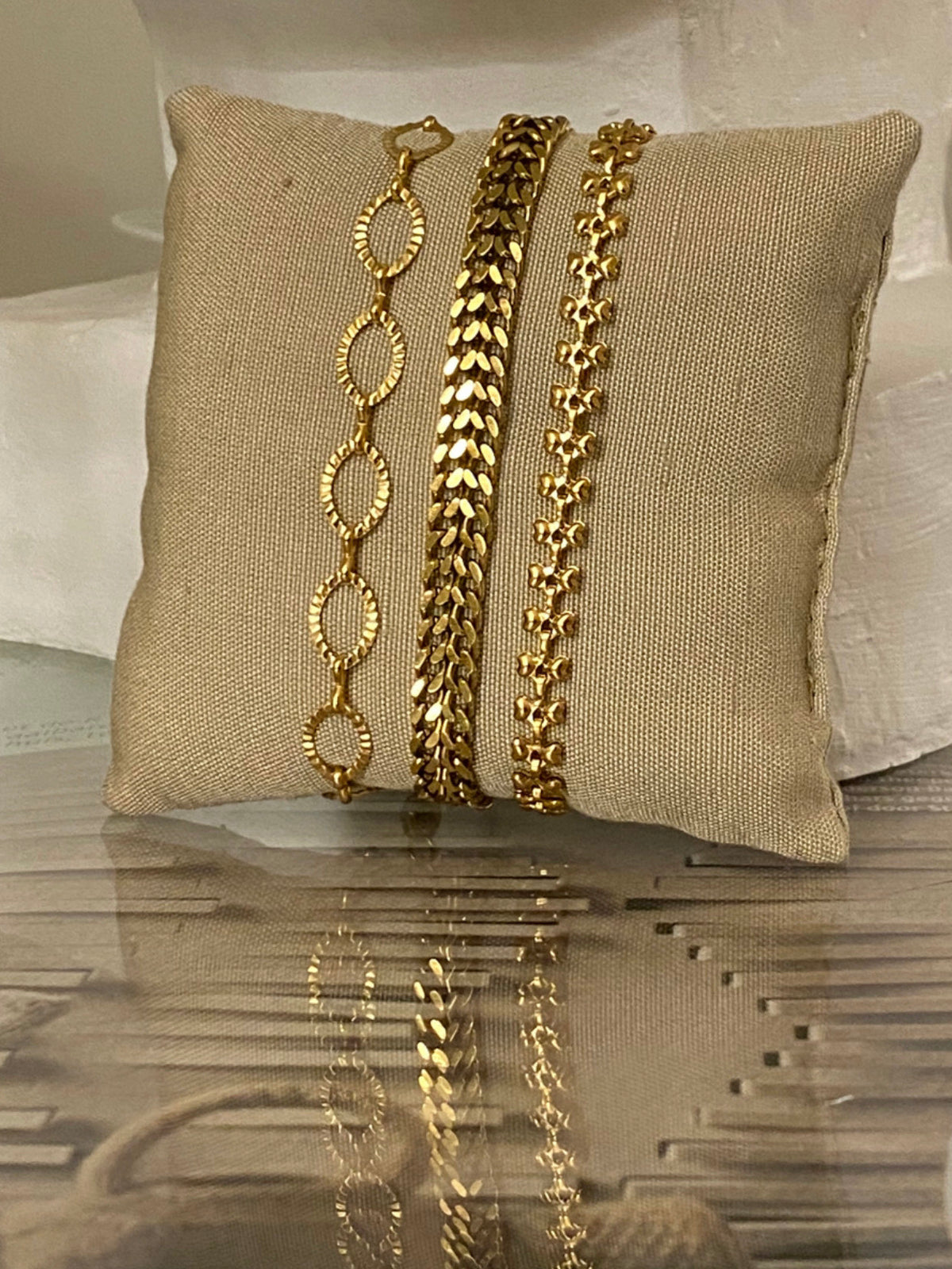 Gouden armband met bewerkte ovale schakels van Ellen Beekmans, elegant en verfijnd sierstuk voor dames.