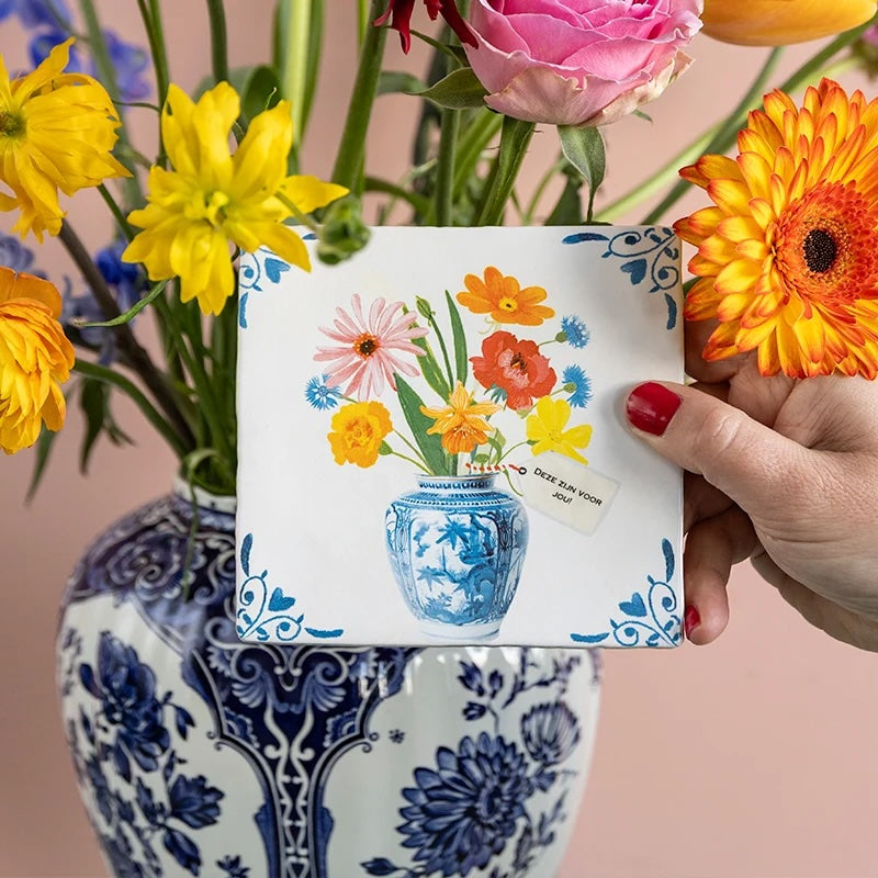 StoryTiles A Vase With Love and Bliss M, decoratieve vaas in blauw-wit keramiek van 13 x 13 cm