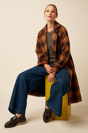 Lange damesjas van King Louie, Amelie Coat Aloha Check in Spicy Brown met geruite print en knoopsluiting.
