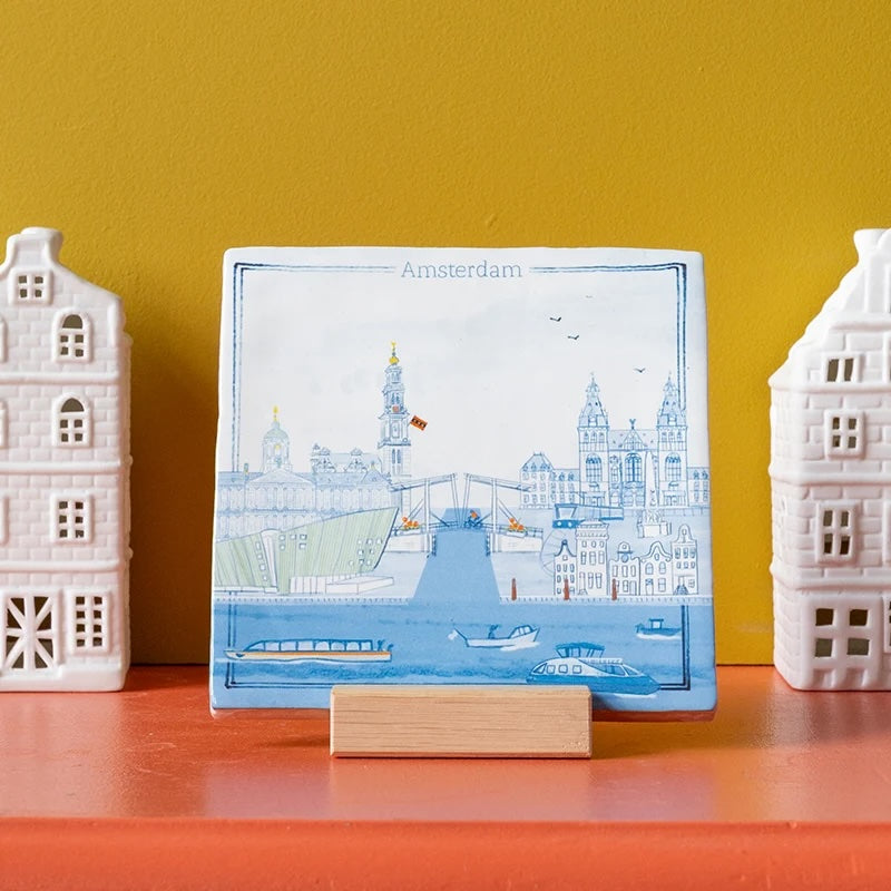 Decoratief tegeltje van StoryTiles met afbeelding van Amsterdam in 'n Oogopslag, 10x10 cm, met uitzicht op de stad.