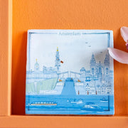 Detail van de Amsterdam in 'n Oogopslag tegel van StoryTiles, met een zwart-wit afbeelding van de stad in een 10x10 cm formaat