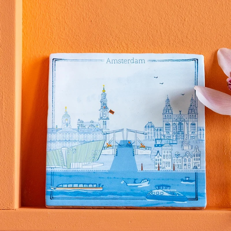 Detail van de Amsterdam in 'n Oogopslag tegel van StoryTiles, met een zwart-wit afbeelding van de stad in een 10x10 cm formaat