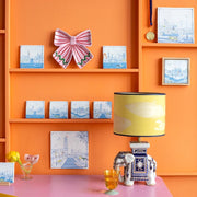 Decoratief tegel met afbeelding van Amsterdam in 'n Oogopslag van StoryTiles, 10x10 cm, kleurrijk stadsbeeld.