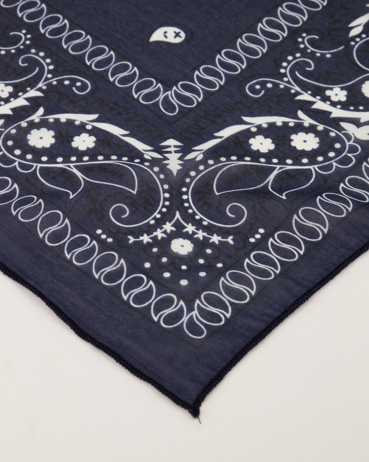 Astrid Groot Sjaals Donkerblauw - LEEF mode en accessoires
