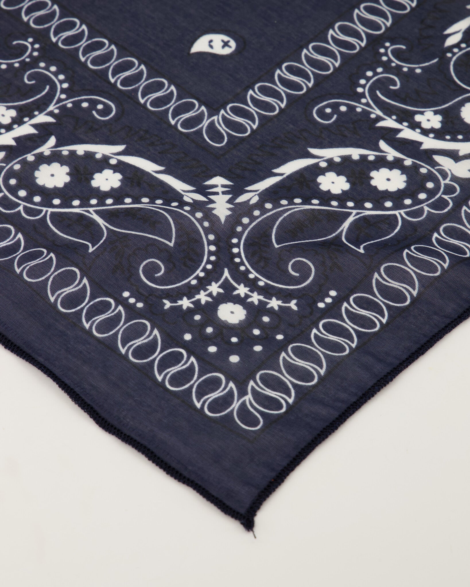 Astrid Groot Sjaals Donkerblauw - LEEF mode en accessoires
