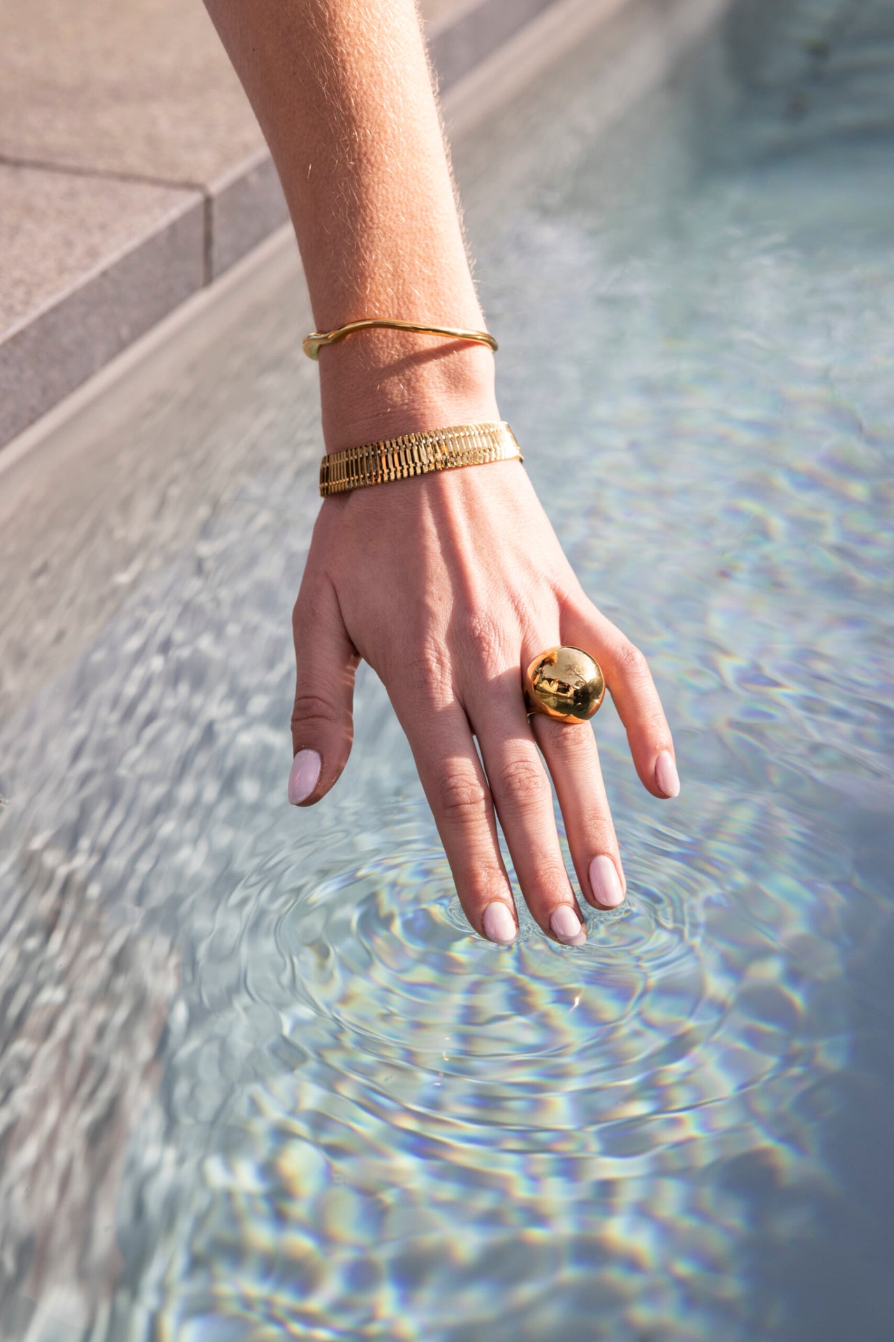 BREDE GOUDEN ARMBAND goud
