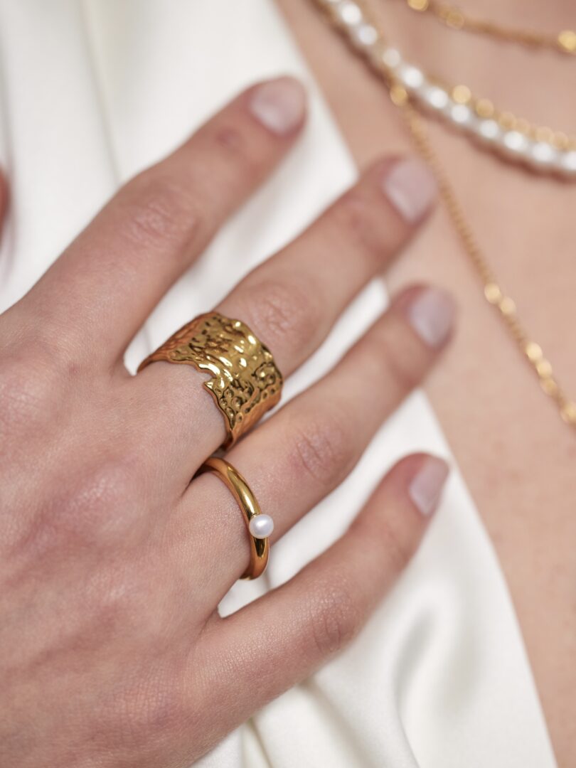 Gouden brede ring “Lunar” van Ellen Beekmans, met een gladde, ronde afwerking en moderne uitstraling.