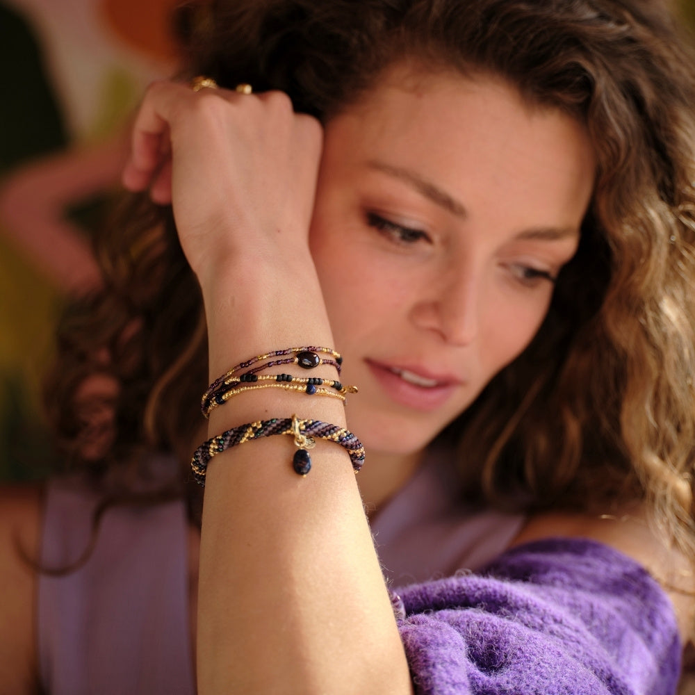 Evenwichtige Lapis Lazuli armband van a Beautiful Story met glanzende blauwe edelstenen en zilverkleurige sluiting.