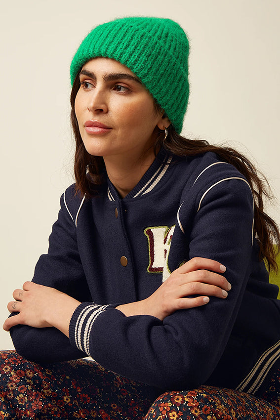 Groene beanie hoed van King Louie Posh 240 in meadow groen, zachte en warme winteraccessoire, gedragen door een model.