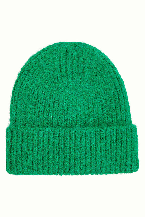 Groene beanie hoed van King Louie Posh 240 Meadow Green, zachte en warme hoofdaccessoire met gebreide structuur.