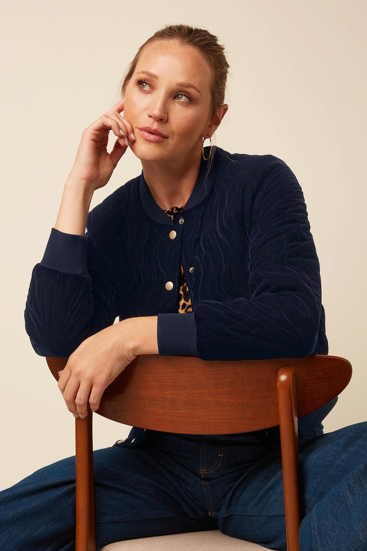 Lichtblauwe Bessie Jacket Gamine van King Louie, korte jas met elegante snit en details, gedragen door een model.