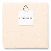 Decoratieve tegel met kleurrijke beste vriendjes, 10x10 cm van StoryTiles, met vrolijke illustraties van dieren en vrienden.