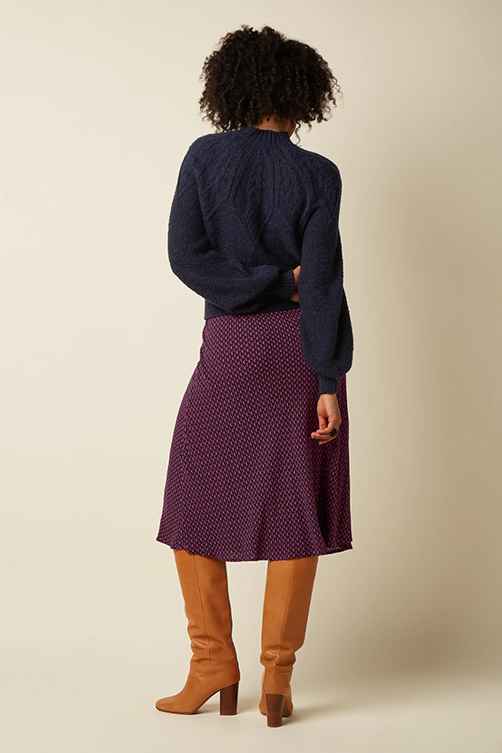 Zijaanzicht van de Bibi rok Chartre 445 in avondblauw van King Louie, met een elegante, vloeiende pasvorm en kleurrijke print.