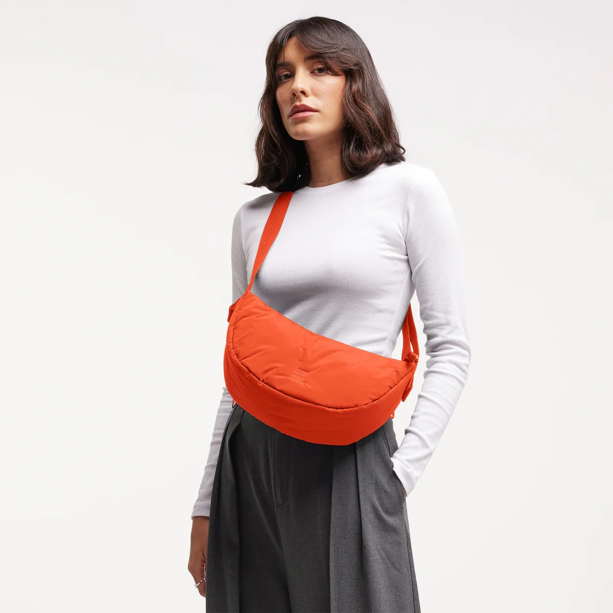 Kleine CLOUD MOON BAG van Gotbag in zee roos kleur, zichtbaar met zachte textuur en compacte vorm.