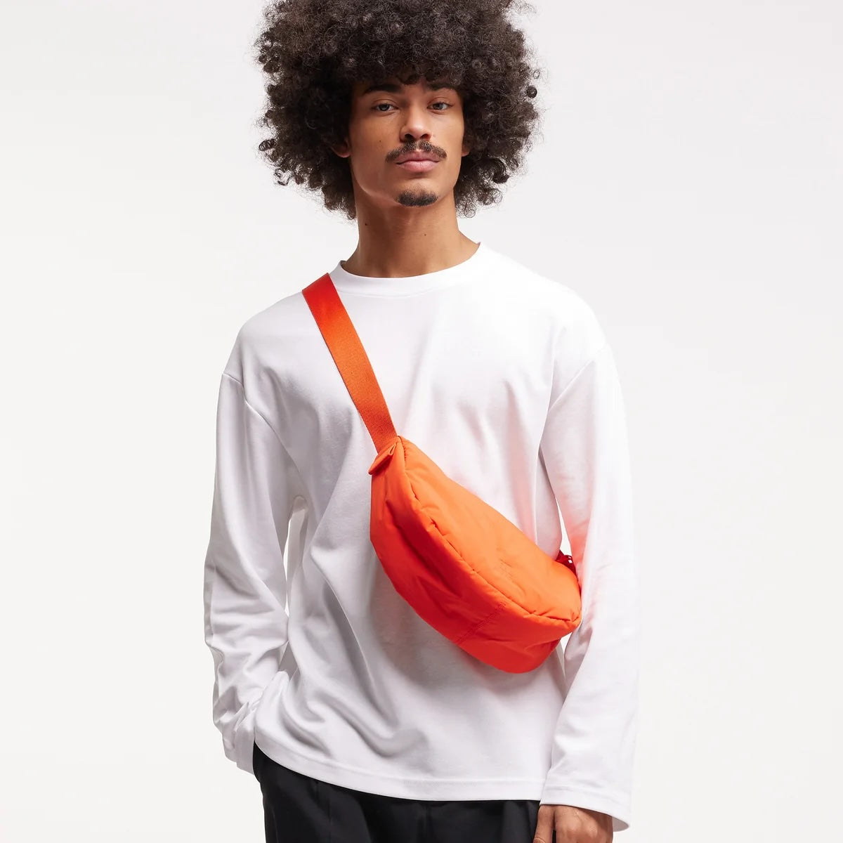 Kleine gotbag CLOUD MOON BAG in zee rosé kleur met zachte stof en verstelbare schouderband, zicht van voren.