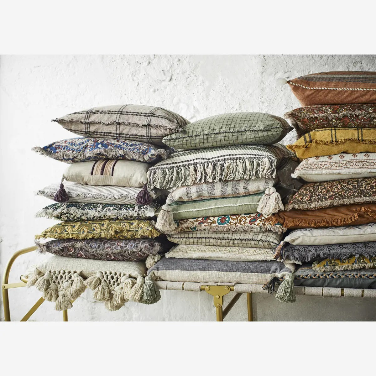 CUSHION  W/ TASSELS (60x60) Off White, Taupe, Sage, Blue - LEEF mode en accessoires