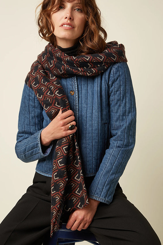 Zwarte Calou sjaal van King Louie, zacht en stijlvol, gedrapeerd over een houten achtergrond, perfect accessoire voor elke outfit.