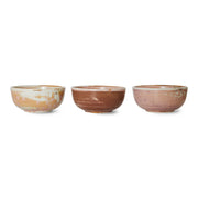 Rode chef keramieken kom van HKliving met een rustieke uitstraling en handgemaakt ontwerp op een houten tafel.