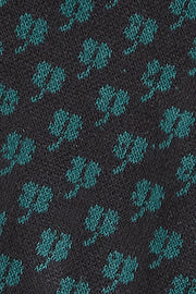 Groene Chelsea handschoen van King Louie in spruced green, close-up van het hand- en manchetgebied.