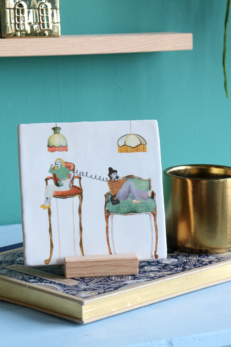 StoryTiles Chit Chatting tegel met illustratie van kletsende figuren in speelse stijl